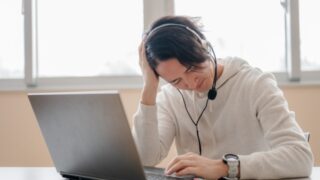 自分に合ってる？コールセンターの離職率が高い理由と職場環境の見極め方 